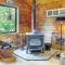 Pet-Friendly Jamestown Cabin with Fire Pit and Deck! - 詹姆斯敦