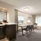 Embassy Suites by Hilton Monterey Bay Seaside - 滨海城
