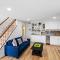 The Americana 4 bedroom with spa and bikes, seps to the beach