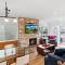 The Americana 4 bedroom with spa and bikes, seps to the beach