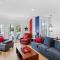 The Americana 4 bedroom with spa and bikes, seps to the beach