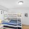 The Americana 4 bedroom with spa and bikes, seps to the beach
