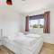 New And Modern Holiday Home With Hot Tub