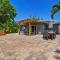 Farmhouse style Home- near Hollywood Beach/ Hot Tub!