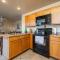 Ember’s View, Spa City Jewel- Lovely Lake Condo