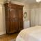 Pineapple House, Romantic 3 Bed 2 Bath Apt, Sleeps 6! Private Balcony! City Center! FREE Parking!