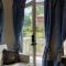 Pineapple House, Romantic 3 Bed 2 Bath Apt, Sleeps 6! Private Balcony! City Center! FREE Parking!