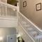 Pineapple House, Romantic 3 Bed 2 Bath Apt, Sleeps 6! Private Balcony! City Center! FREE Parking!
