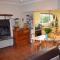 Serendipity - 3 Bedroom home, jacuzzi & inside barbecue