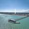 Sky Lounge - Beachfront top floor apartment with stunning veiws