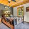 Ski Chalet 6 min to Sunday River - Hot Tub, Home Theater, Game Room, Fire Pit - Sleeps 12 - Bethel
