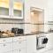 Ground Floor En-Suite Room with a Private Kitchen and Parking in a 5-Bedroom House at Hanwell