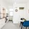 Ground Floor En-Suite Room with a Private Kitchen and Parking in a 5-Bedroom House at Hanwell
