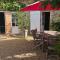 Charmantes chambres dhôtes avec piscine et coin cuisine près de labbaye de Solesmes - FR-1-410-404