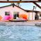 Twin Palms Desert Getaway - Jacuzzi, Fire pit, Meditation room & more - Joshua Tree