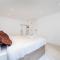 Bright Kings Cross 2 bedroom flat with patio
