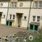 Circus Mews Townhouse:2 Beds:2 En-suite Baths:Parking:City Centre:Quiet Area