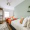 LOW rate for a 4-Bedroom House in Coventry with Free Unlimited Wi-fi 2 Car Parking 53 QMC