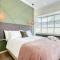 Hampton Collection Modern 1 or 2 Bedroom Apartment with Pool - Durban