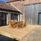 Spacious 4 bedroom, 4 bathroom barn conversion home with private garden and free parking - Burn