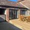 Spacious 4 bedroom, 4 bathroom barn conversion home with private garden and free parking - Burn