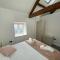 Spacious 4 bedroom, 4 bathroom barn conversion home with private garden and free parking - Burn