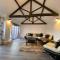 Spacious 4 bedroom, 4 bathroom barn conversion home with private garden and free parking - Burn