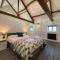 Spacious 4 bedroom, 4 bathroom barn conversion home with private garden and free parking - Burn