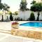 Sleek & Cozy Apartment with Pool & Patio In Abdoun - Amman