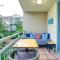Hola Kirra - Ocean Blue Beachfront Oasis with Balcony
