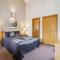 Highridge E10 Cozy One Bedroom Loft with Fireplace and Pool Access - 基灵顿
