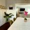 Hollywood house with parking - walk to attractions