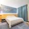 WAIFIDEN Hotel -Former Tokai Hotel - Xiaobei Metro Station - During the Canton Fair, there will be shuttle buses for transportation back and forth - 广州