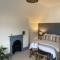 Deluxe Huge Detached House with Parking, sleeps up to 30 people, 2m from Liverpool City Centre