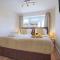 5 Bedroom Detached House - Close to City Centre - Sleeps up to 10 guests with Free Parking, Fast Wifi, SmartTVs and Large Garden by Yoko Property