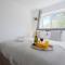 5 Bedroom Detached House - Close to City Centre - Sleeps up to 10 guests with Free Parking, Fast Wifi, SmartTVs and Large Garden by Yoko Property