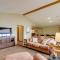Sandy Beach Family Getaway with Fire Pit and Deck! - الإسكندرية