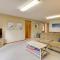 Sandy Beach Family Getaway with Fire Pit and Deck! - الإسكندرية