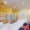 Beautiful 2BR 2BA Lakeside Villa with Lake Views - باوليز آيلاند