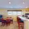 Beautiful 2BR 2BA Lakeside Villa with Lake Views - باوليز آيلاند