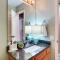 Charming Arkansas Retreat with Deck, Near Downtown! - فايتيفيل