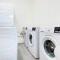 Central Buckingham Apartment #3 with Free Parking, Pool Table, Fast Wifi and Smart TV with Netflix by Yoko Property - باكنغهام