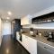 Midnight Luxe 1BR Apartment in the heart of Braddon Views from L7 Pool Sauna Gym Secure Parking Wifi Wine - 堪培拉