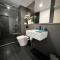 Midnight Luxe 1BR Apartment in the heart of Braddon Views from L7 Pool Sauna Gym Secure Parking Wifi Wine - 堪培拉