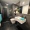 Midnight Luxe 1BR Apartment in the heart of Braddon Views from L7 Pool Sauna Gym Secure Parking Wifi Wine - 堪培拉