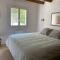 Peaceful gîte with stunning pool near market town