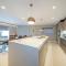 *RA7C* For your most relaxed & Cosy stay + Free Parking + Free Fast WiFi * - Batley