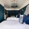 Insta-worthy Loft on Historic Chester Rows, Sleeps 4 & Free Parking