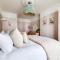 Insta-worthy Loft on Historic Chester Rows, Sleeps 4 & Free Parking