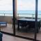 Luxury Ocean front SeaDreams 2 with 7 Mile Beach Views - 西湾